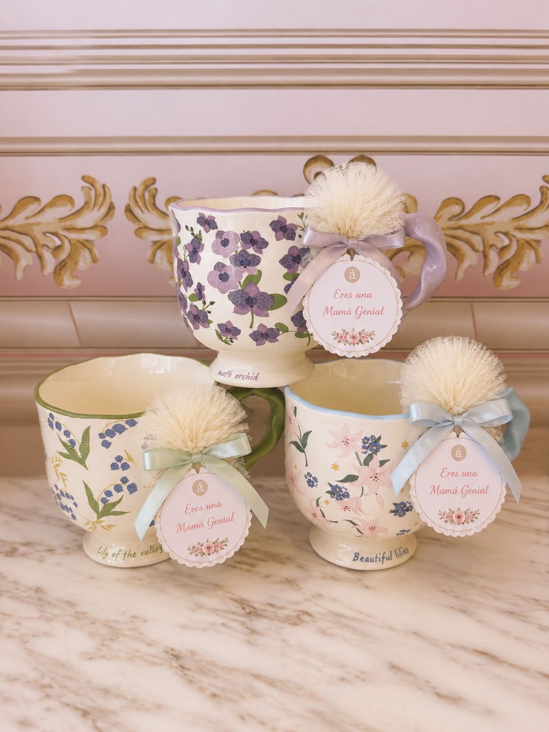Taza con pompones y tag