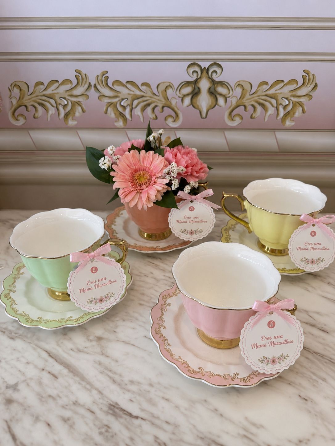 Arreglo floral en taza grande